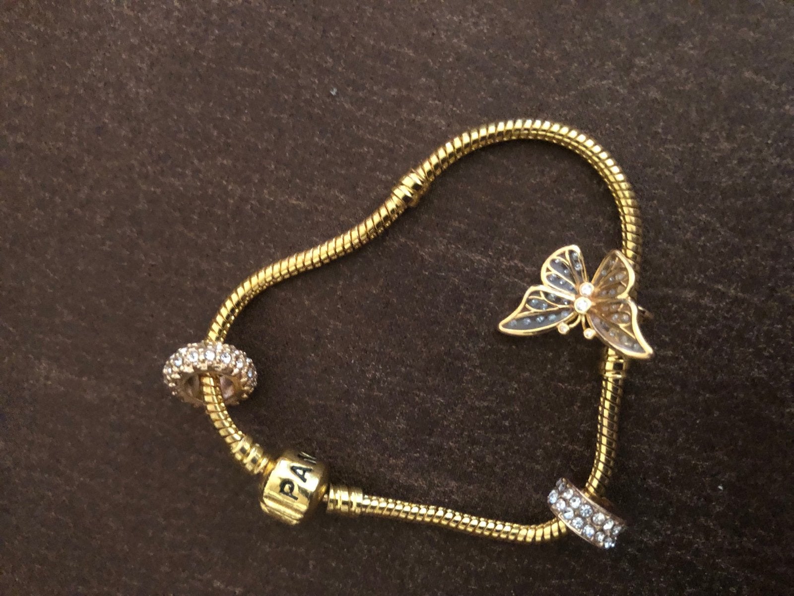 Gouden bedelarmband met vlinder en strass bedels, Overige materialen, Gebruikt, Pandora, Ophalen of Verzenden