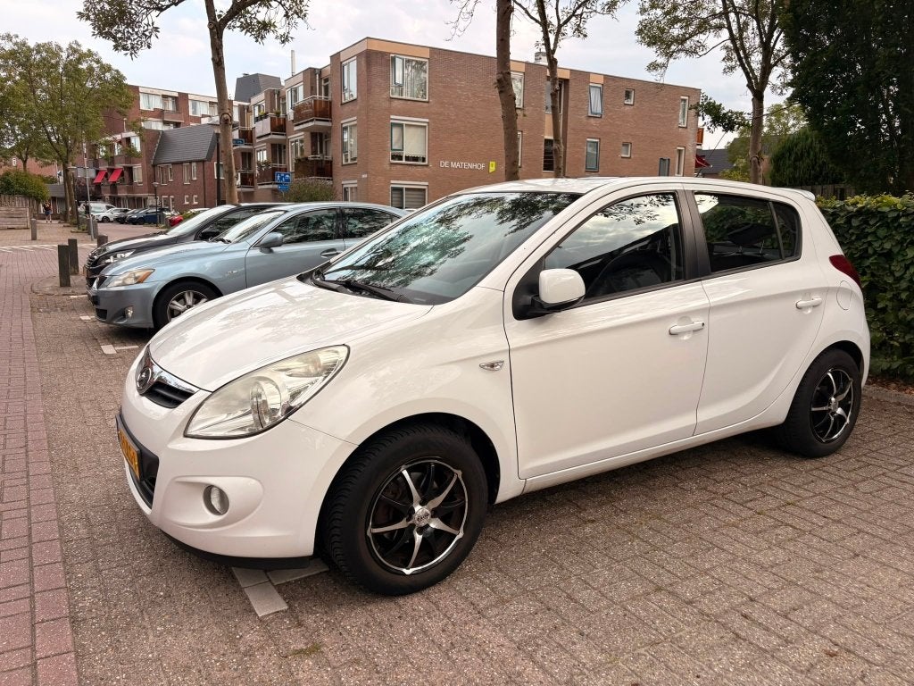 Hyundai i20 1.4 5-DRS 2010 Wit, Auto's, Hyundai, Particulier, i20, ABS, Airbags, Airconditioning, Boordcomputer, Centrale vergrendeling