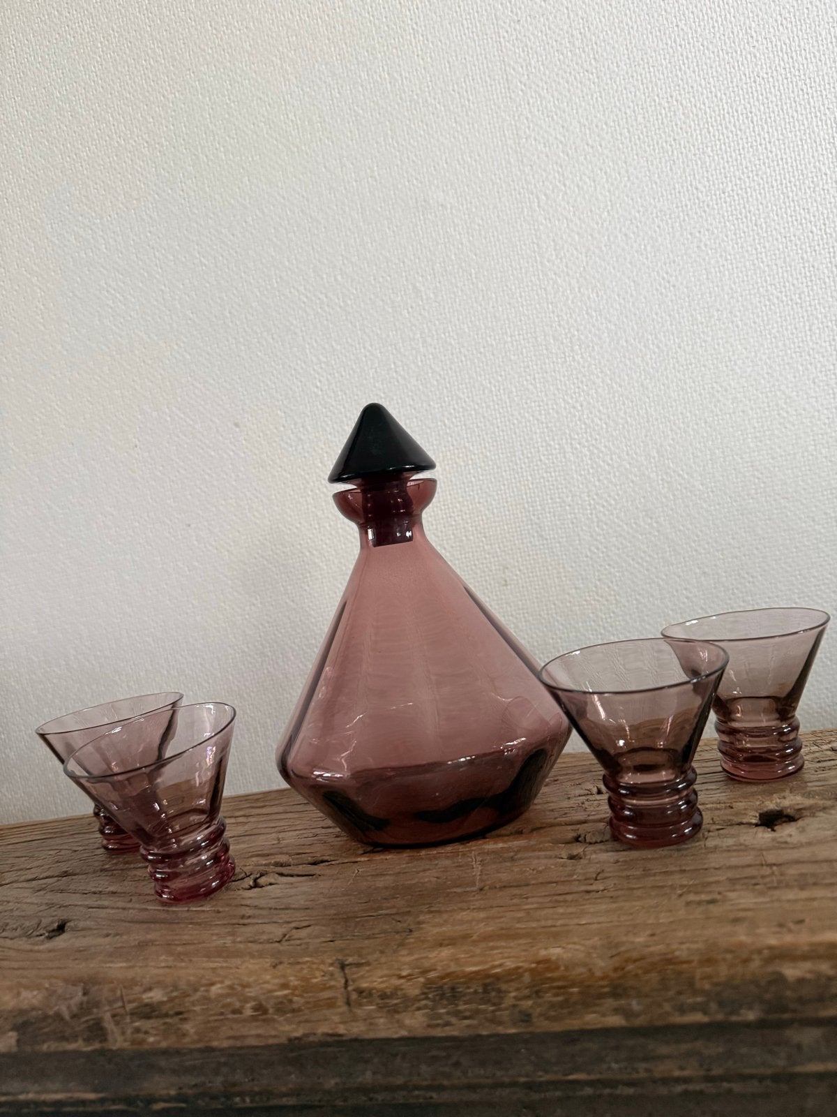 Vintage paarse karaf met 4 borrelglaasjes, Antiek en Kunst, Antiek | Glas en Kristal, Ophalen