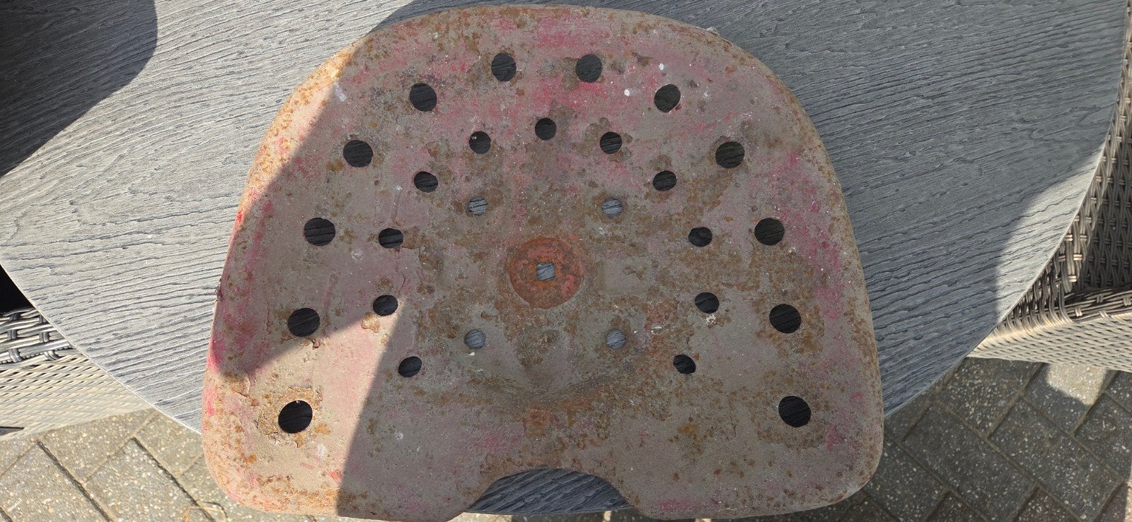 Brokante metalen zitpan - Vintage tractorzitting, Antiek en Kunst, Ophalen of Verzenden