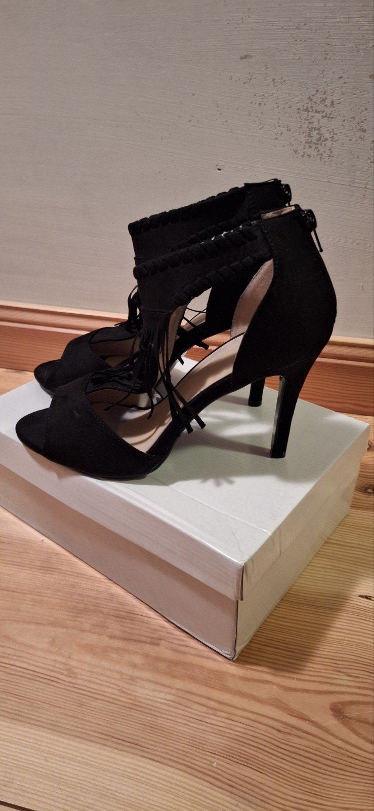 Zwarte suède peep toe pumps met franjes - Maat 40, Kleding | Dames, Ophalen of Verzenden, Nieuw, Zwart, Pumps