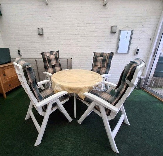 Witte kunststof tuinset met tafel., Tuin en Terras, Tuinsets en Loungesets, Ophalen, Gebruikt, Kunststof