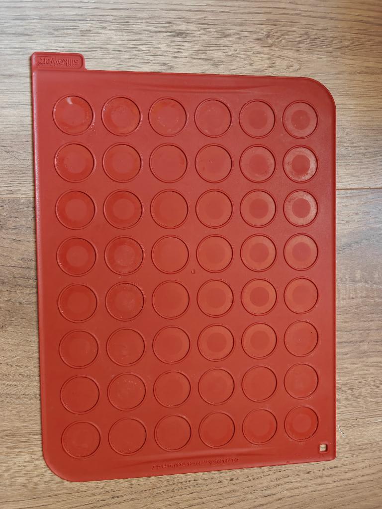 Silikomart macaron bakmat, Ophalen of Verzenden, Zo goed als nieuw, Bakvorm