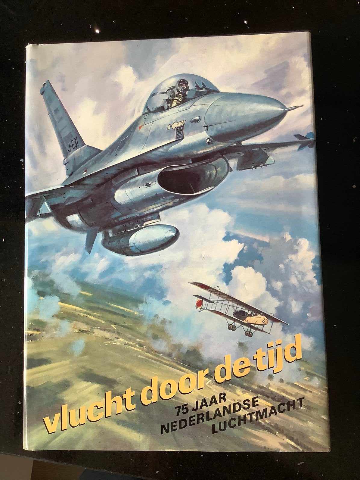 Vlucht door de tijd 75 jaar Nederlandse Luchtmacht Ongelezen, Ophalen of Verzenden, Zo goed als nieuw, Boek of Tijdschrift