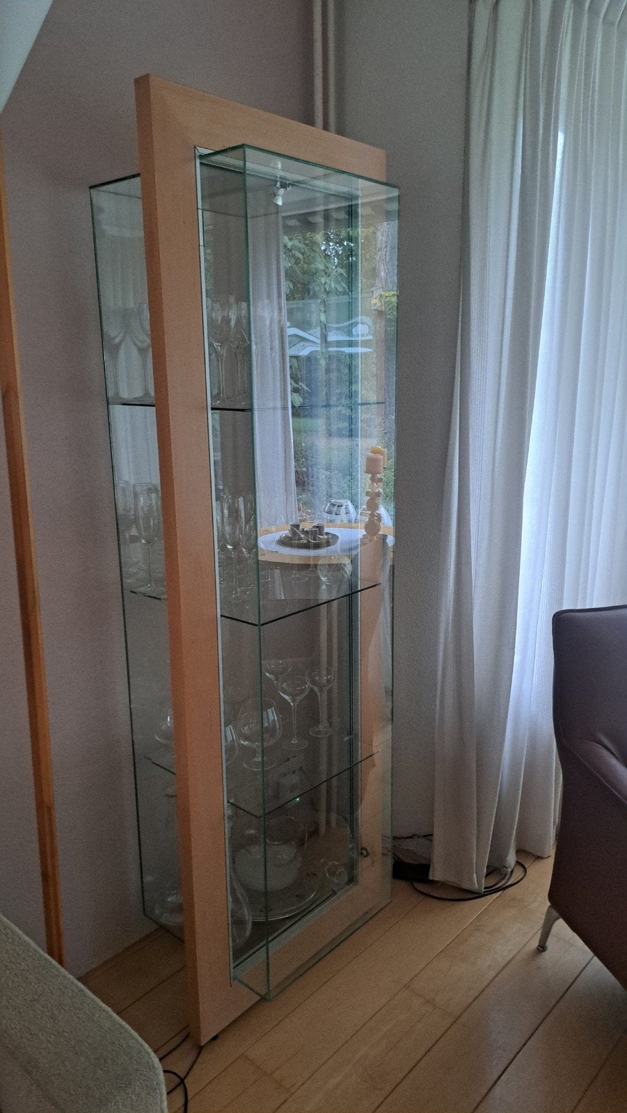 Design vitrinekast met houten omlijsting, Ophalen, Met deur(en), Overige houtsoorten, 50 tot 100 cm