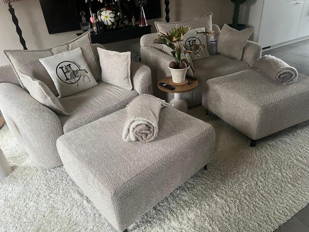 Love seats met bijpassende poefs, Ophalen, Zo goed als nieuw