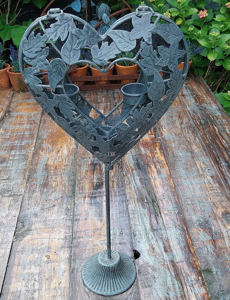 Gepatineerd Metalen Waxinelichthouder op voet in hartvorm, Waxinelichthouder, Ophalen of Verzenden, Zo goed als nieuw, 57 cm