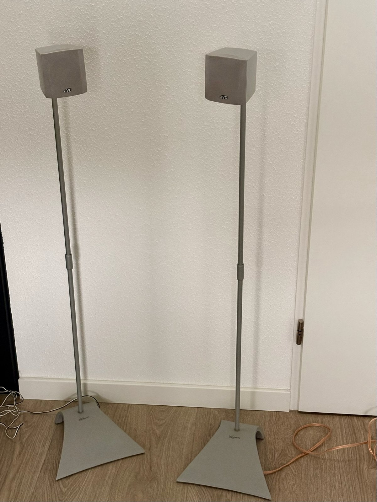 2 JVC geluidsboxjes op standaard - in goede staat, Audio, Tv en Foto, Luidsprekers, Ophalen, JVC, Zo goed als nieuw, Minder dan 60 watt