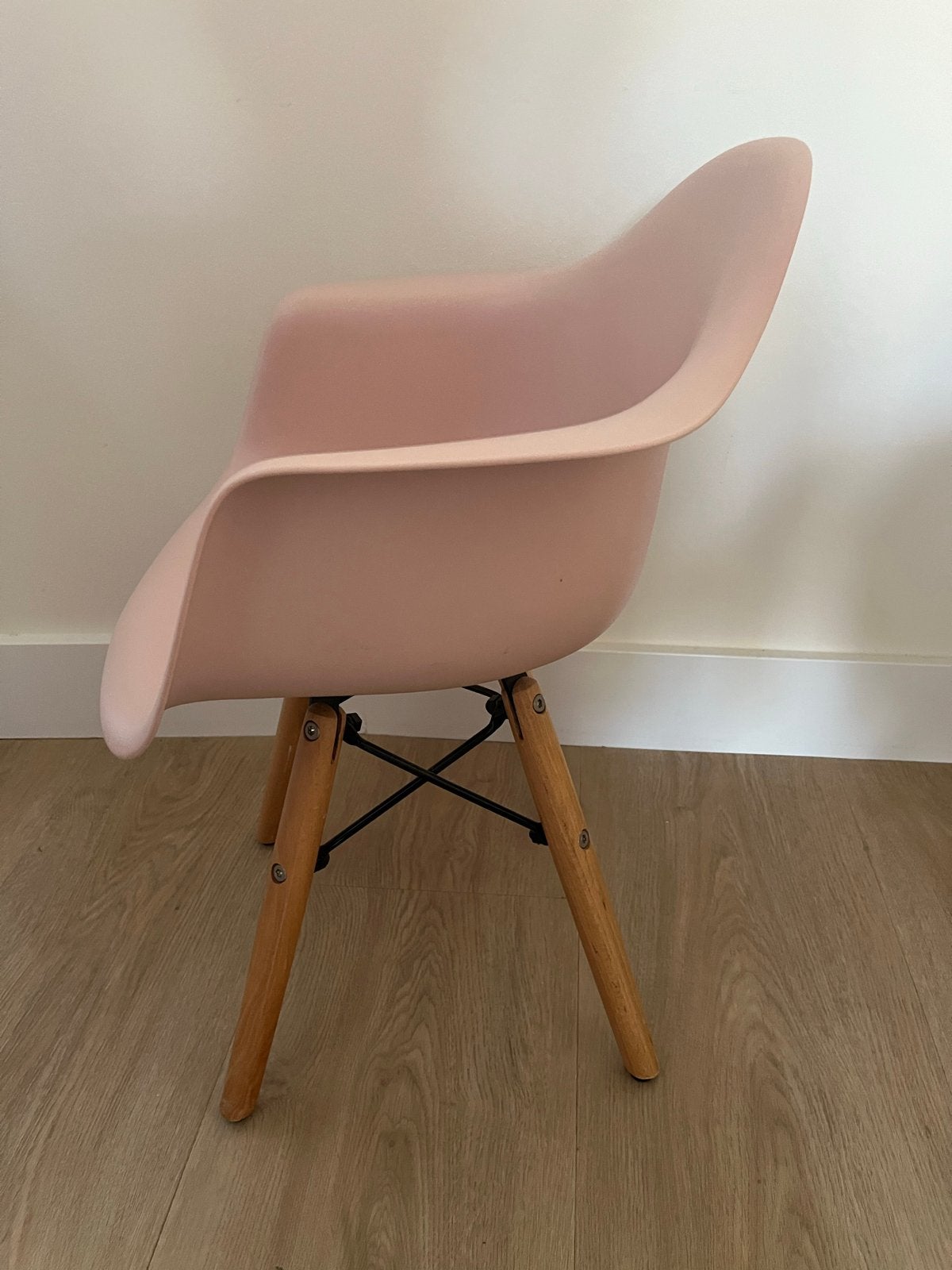 Roze kinderstoel met houten poten, Onbekend, Ophalen of Verzenden, Zo goed als nieuw, Onbekend