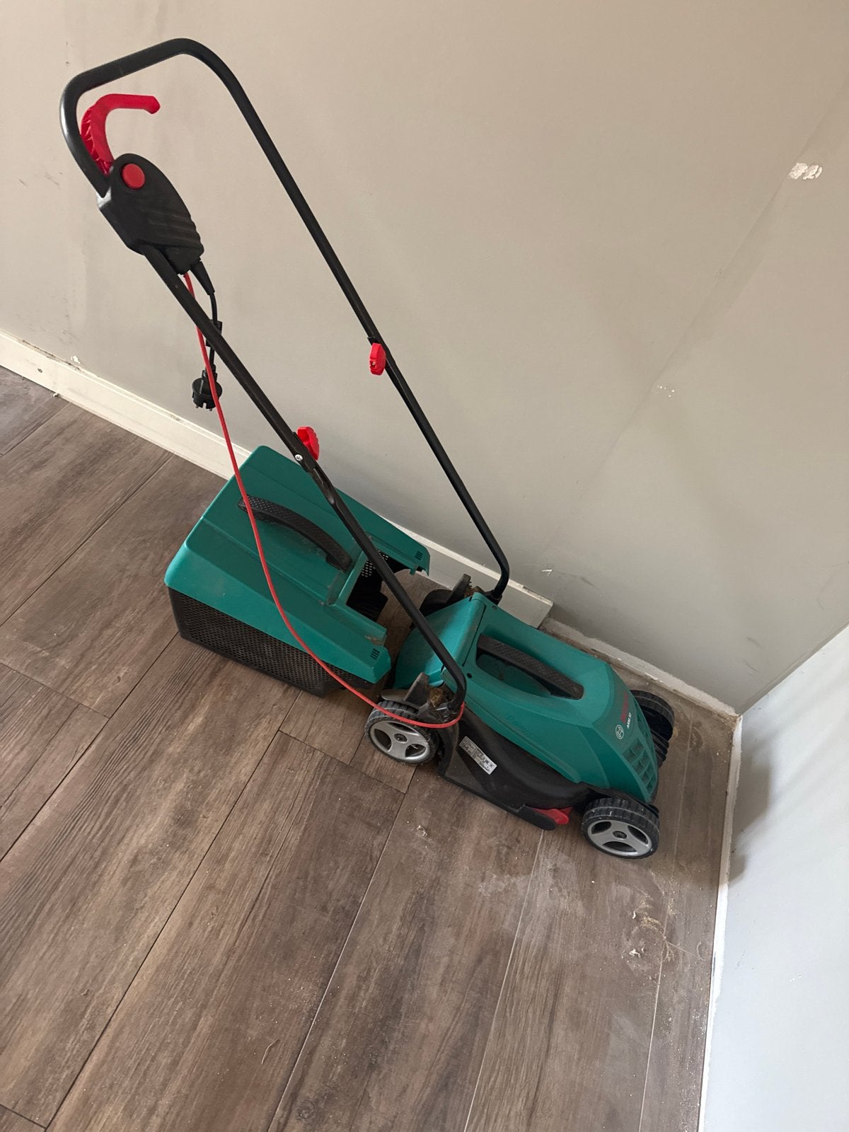 Bosch ARM 32 Elektrische Grasmaaier - Compact en Krachtig, Ophalen, Cirkelmaaier, Gebruikt, Elektrische grasmaaier