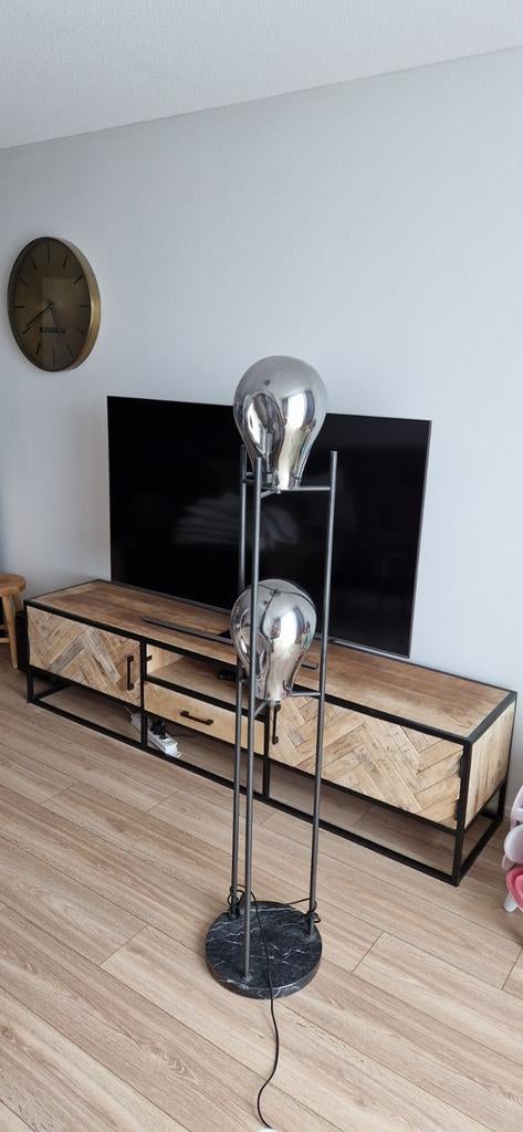 Stijlvolle vloerlamp met marmeren voet - Bommel Meubelen, Modern, Industrieel, Design, Glas, Ophalen of Verzenden, Zo goed als nieuw