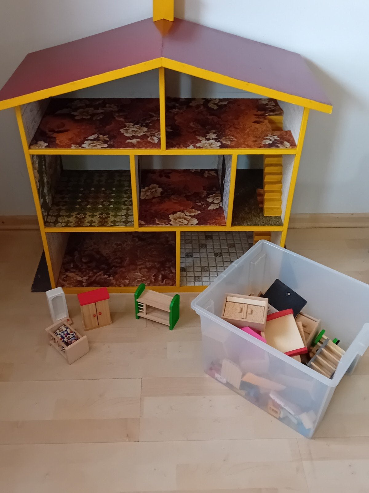 Orgineel houten poppenhuis incl. meubeltjes, bed en stoeltje, Ophalen, Gebruikt, Poppenhuis