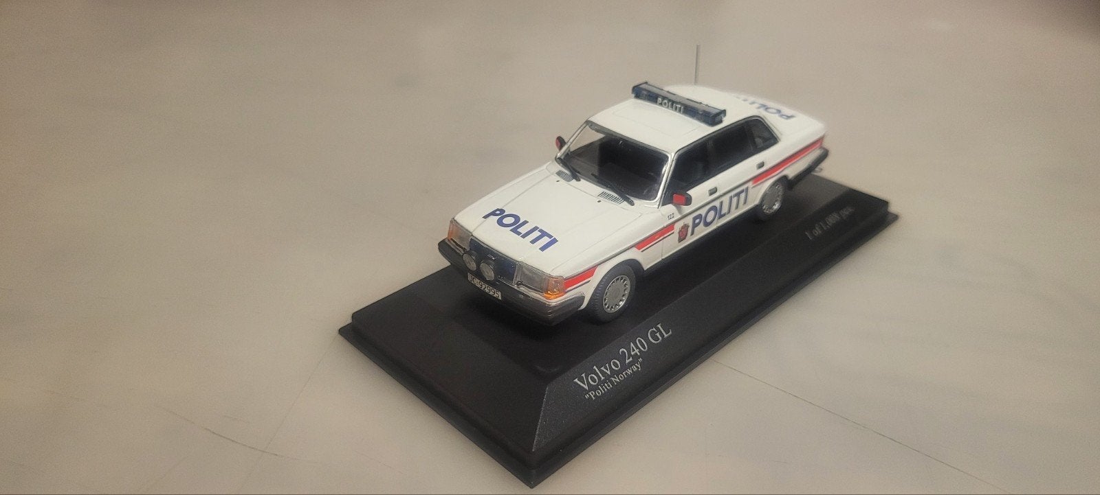 Minichamps 1986 Volvo 240 GL Politi Norway, Hobby en Vrije tijd, Ophalen of Verzenden, Nieuw, Auto, MiniChamps