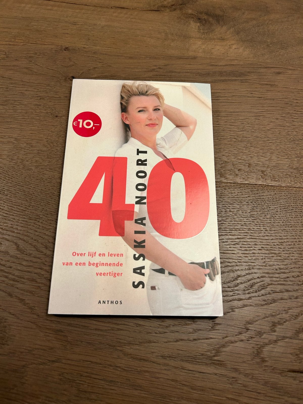 Saskia Noort - 40: Over lijf en leven van een beginnende vee, Boeken, Ophalen of Verzenden, Zo goed als nieuw