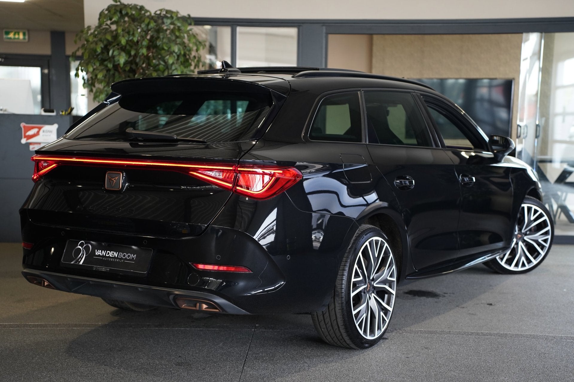 CUPRA Leon Sportstourer 1.4 e-Hybrid VZ 245PK Pano Led Volle, Auto's, Dealer onderhouden, 77 km/l, Gebruikt, Zwart