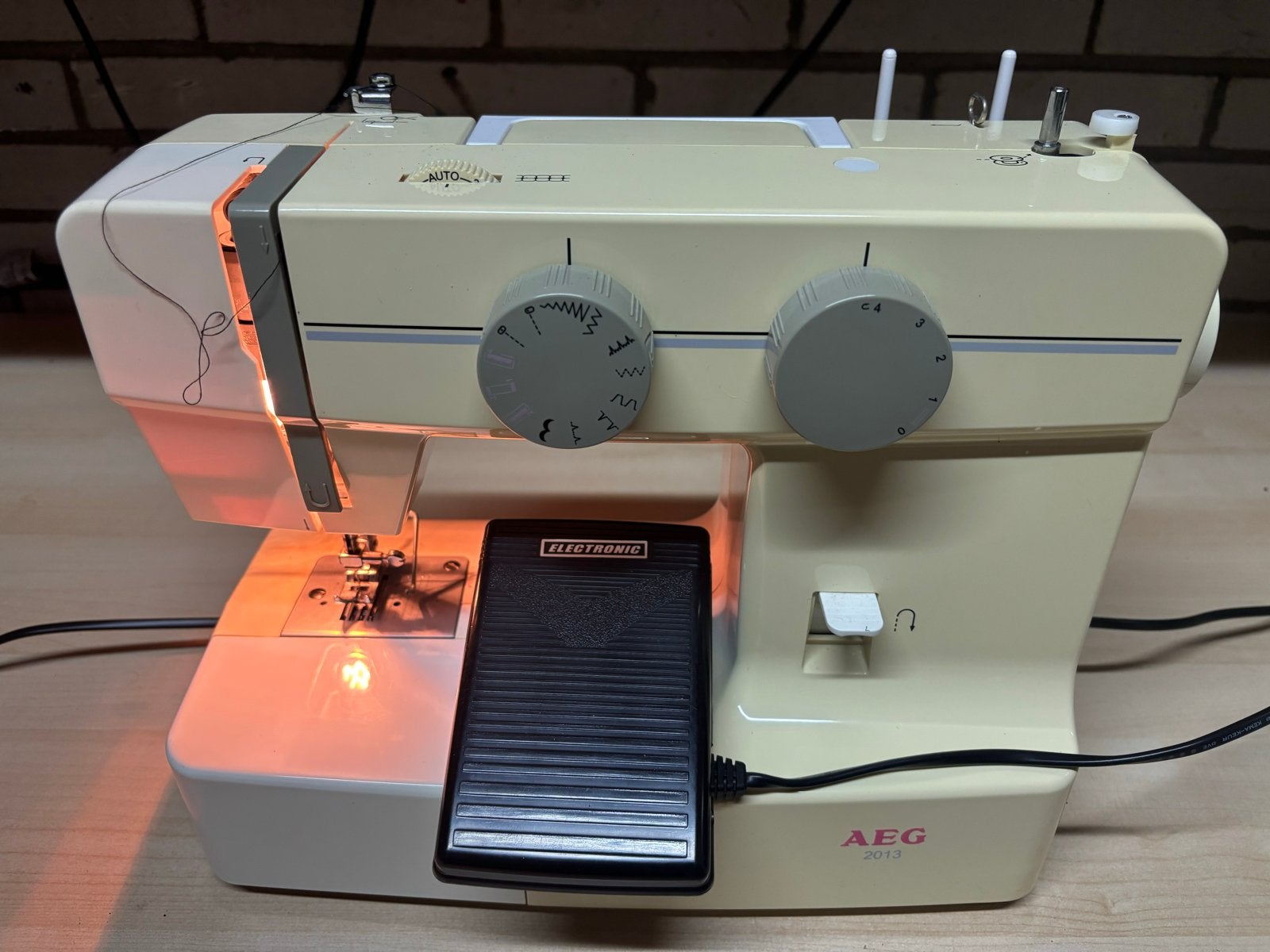 AEG 2013 Naaimachine - Gebruikt maar in goede staat, Hobby en Vrije tijd, Naaimachines en Toebehoren, Ophalen of Verzenden, Gebruikt