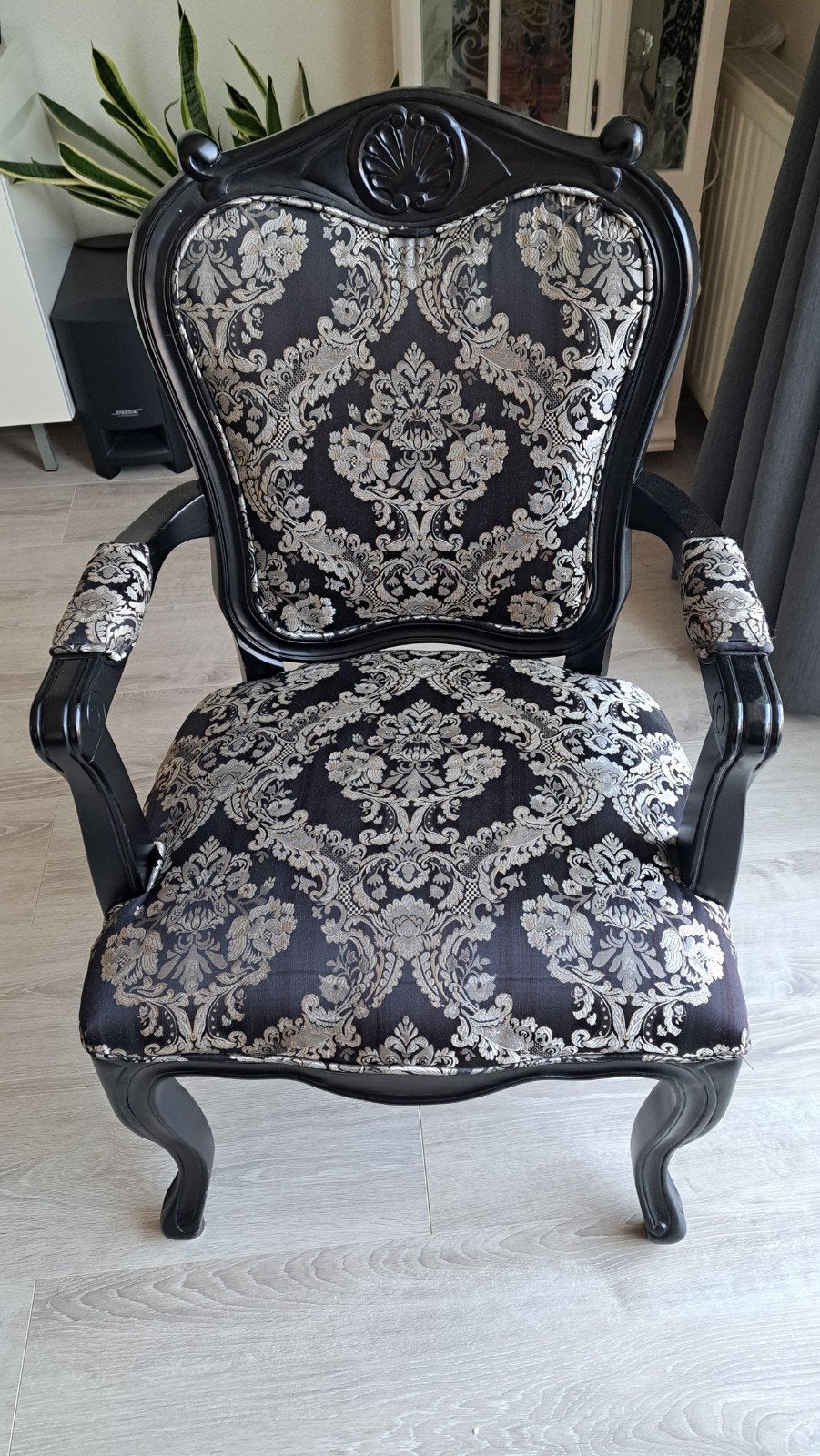 Elegante Barok Stoel met Zwart en Zilveren Damast print, Ophalen