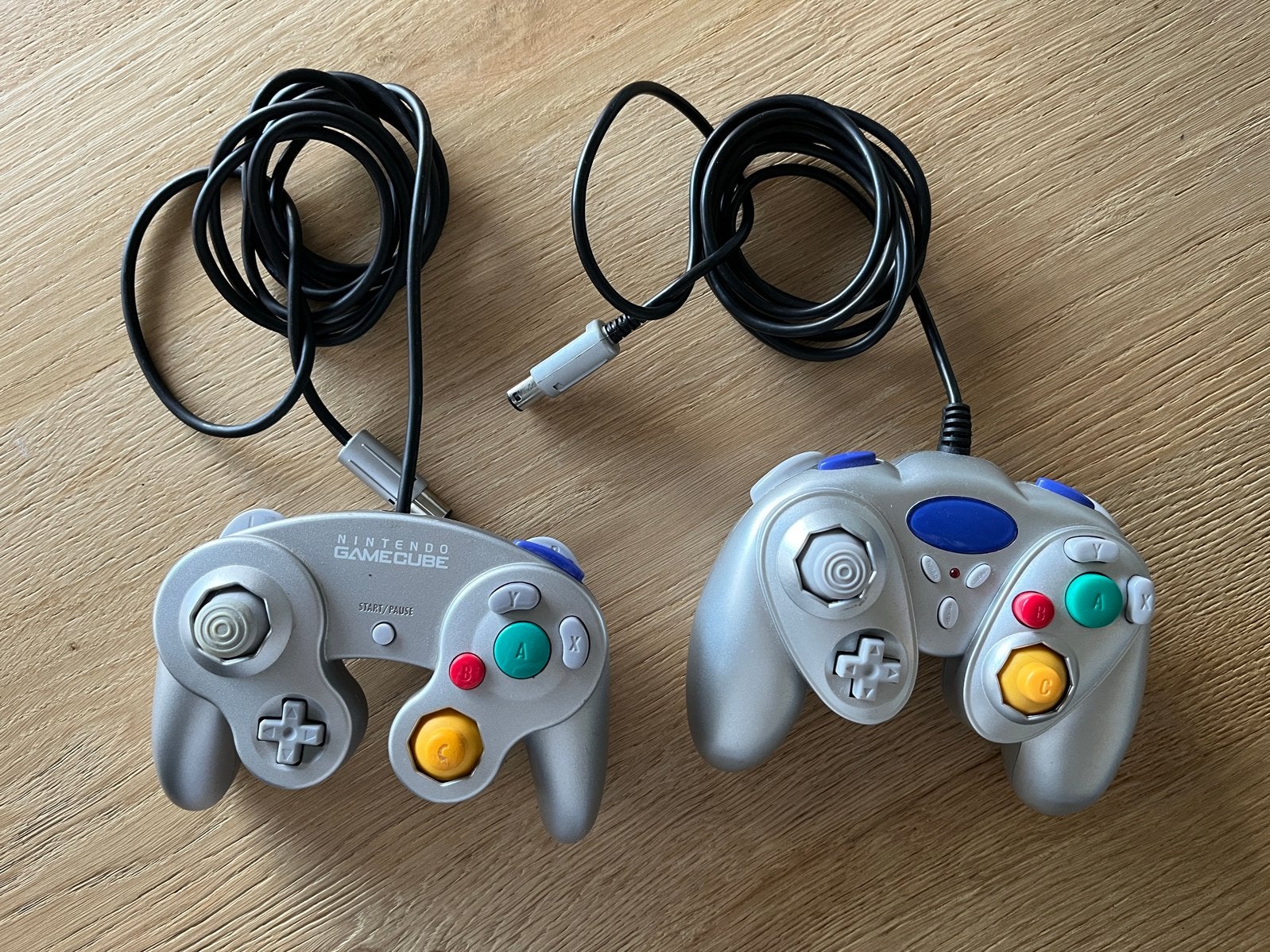2x Nintendo GameCube Controllers - Zilver, 2 spelers, Ophalen of Verzenden, Gebruikt, Vanaf 3 jaar