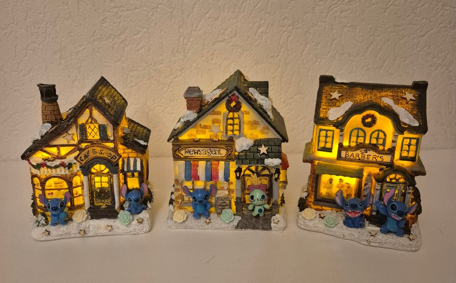 Leuk kerstdorp 3 huisjes met
Stitch, Ophalen of Verzenden, Overige figuren, Beeldje of Figuurtje