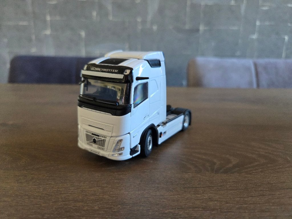 Volvo FH Aero Glob. 4x2 twin steer (white line), Hobby en Vrije tijd, Modelauto's | 1:50, Ophalen of Verzenden, Nieuw, Bus of Vrachtwagen