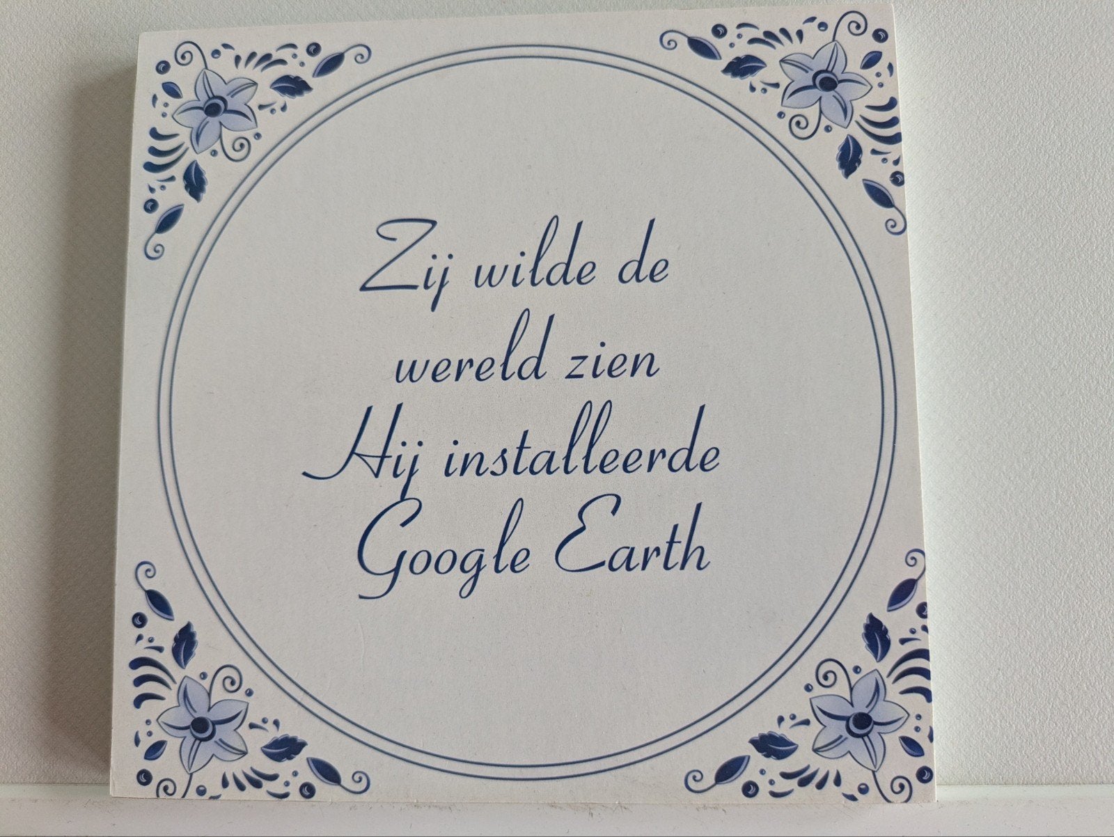 Tegeltje spreuk 'Google Earth', Huis en Inrichting, Tegeltje, Ophalen of Verzenden, Zo goed als nieuw