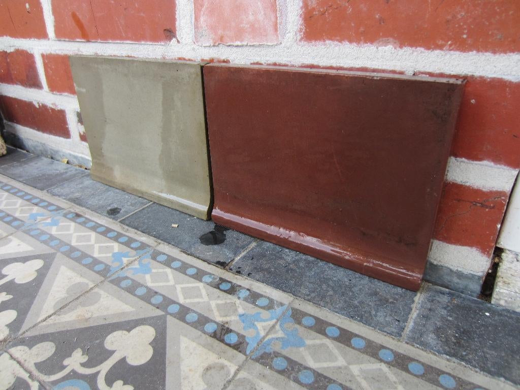 100 stuks Originele antieke plinten grijs en rood 20x15cm, Ophalen