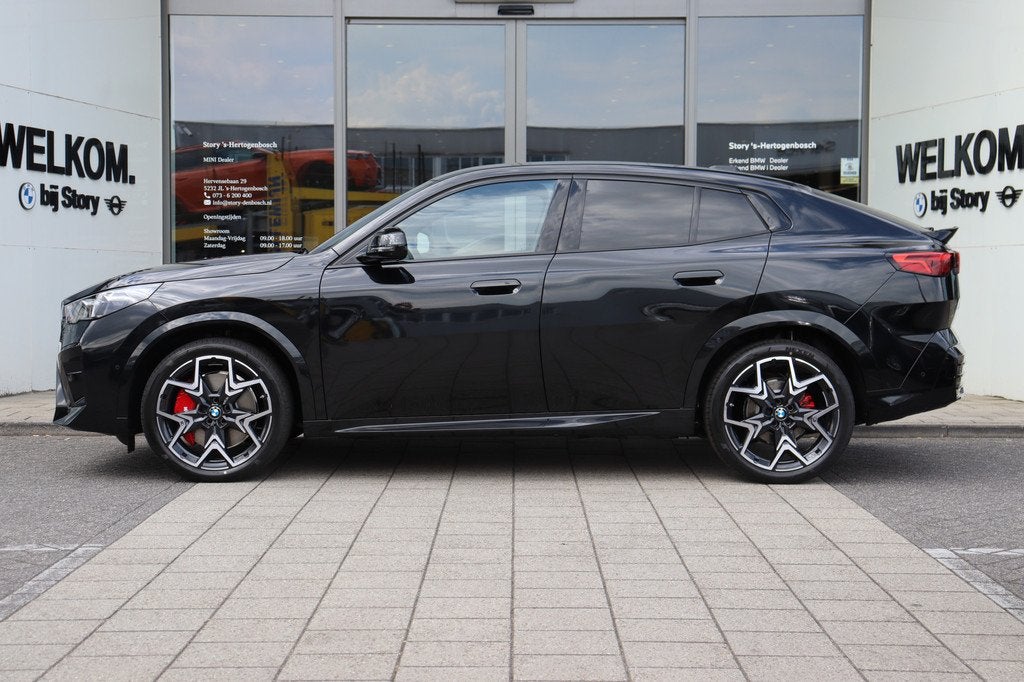 BMW iX2 eDrive20 M Sport / Panoramadak / Trekhaak / Sportsto, Auto's, BMW, IX2, Zwart, Leder, SUV of Terreinwagen