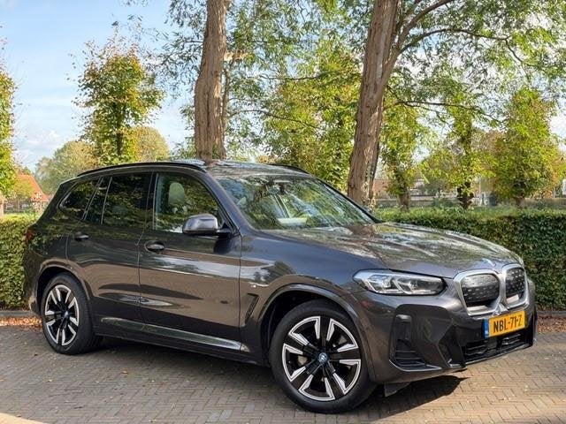 BMW iX3 High Executive (bj 2023, automaat), Auto's, Automaat, Achterwielaandrijving, Gebruikt, 750 kg