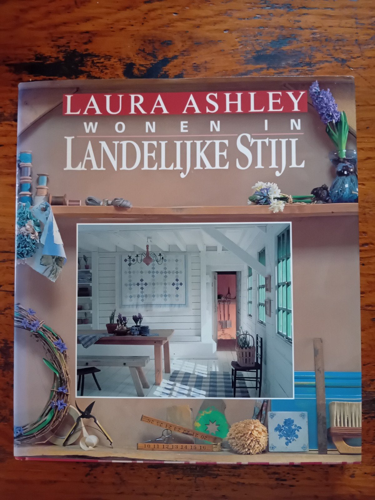 L. Mack - Laura Ashley wonen in landelijke stijl, Boeken, Ophalen of Verzenden, Zo goed als nieuw, L. Mack