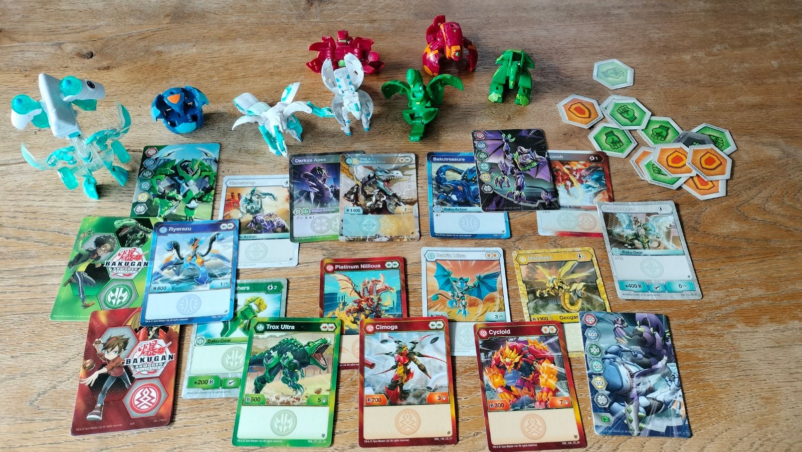 Bakugan set met figuren, kaarten en BakuCores, Verzamelen, Ophalen, Gebruikt