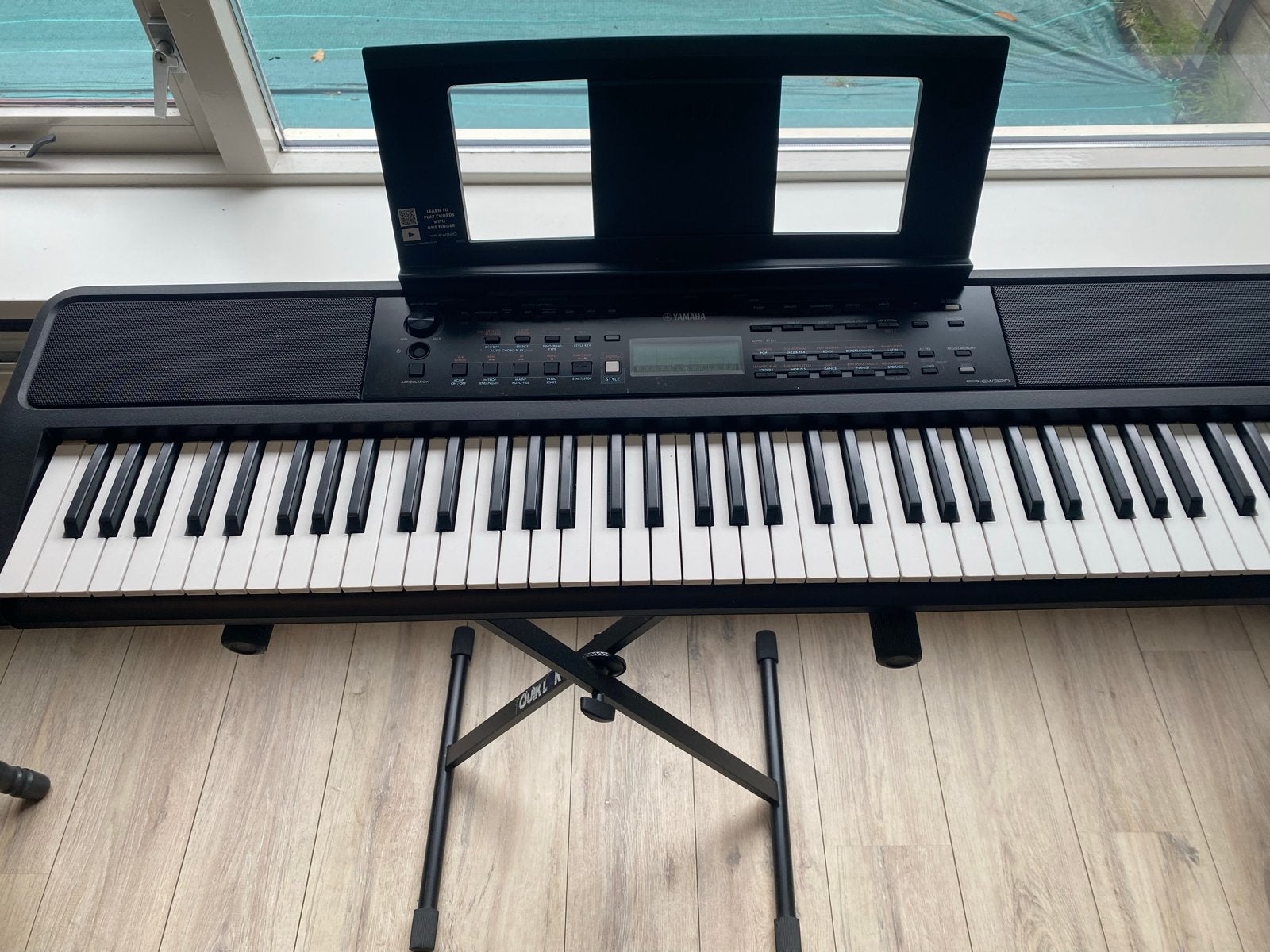 Yamaha PSR-EW300 Keyboard met standaard en notenstrips, Muziek en Instrumenten, Ophalen, Yamaha, Zo goed als nieuw, Met standaard