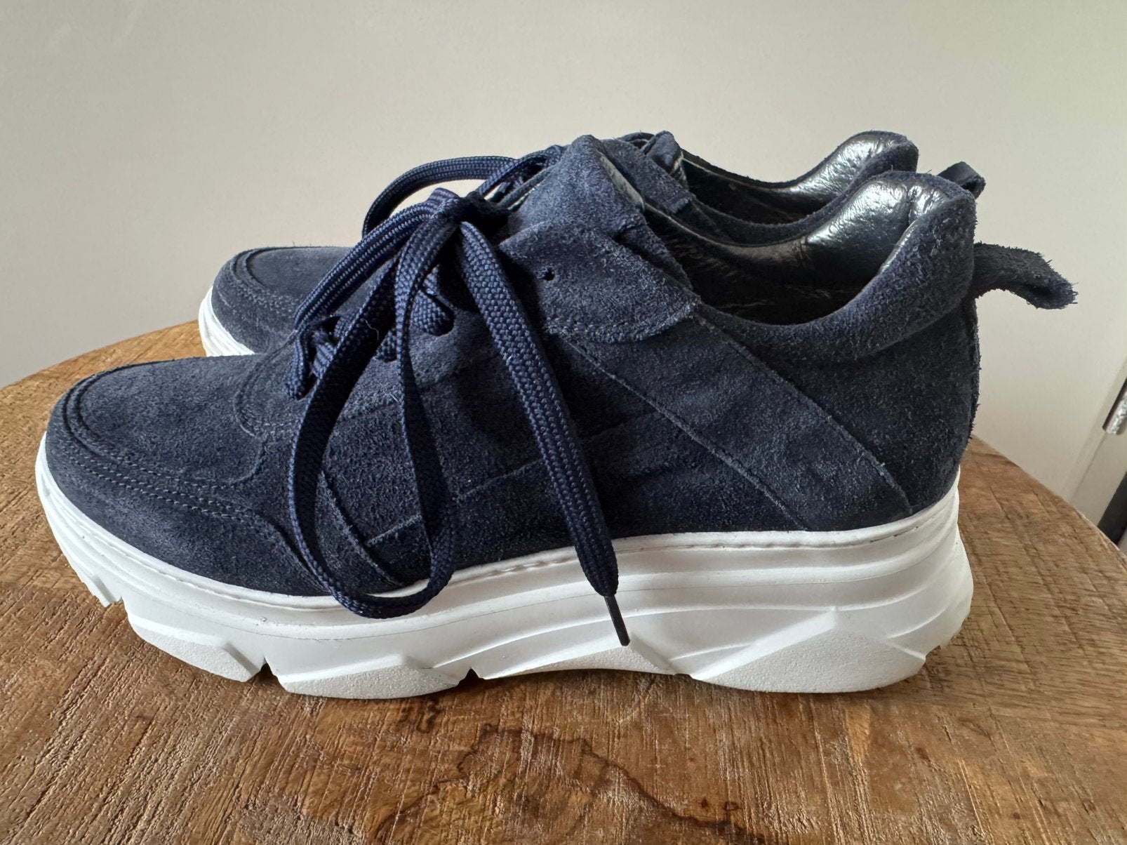 Zeer mooie donkerblauwe (echte) suède Sneakers mt 39, Kleding | Dames, Schoenen, Ophalen of Verzenden, Zo goed als nieuw, Sneakers of Gympen