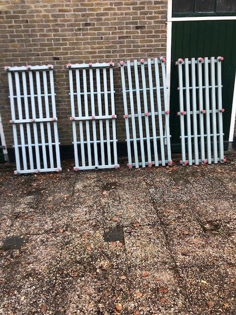 5 grote Rea kunststof legborden en3 incomplete korven wagens, Ophalen, Gebruikt