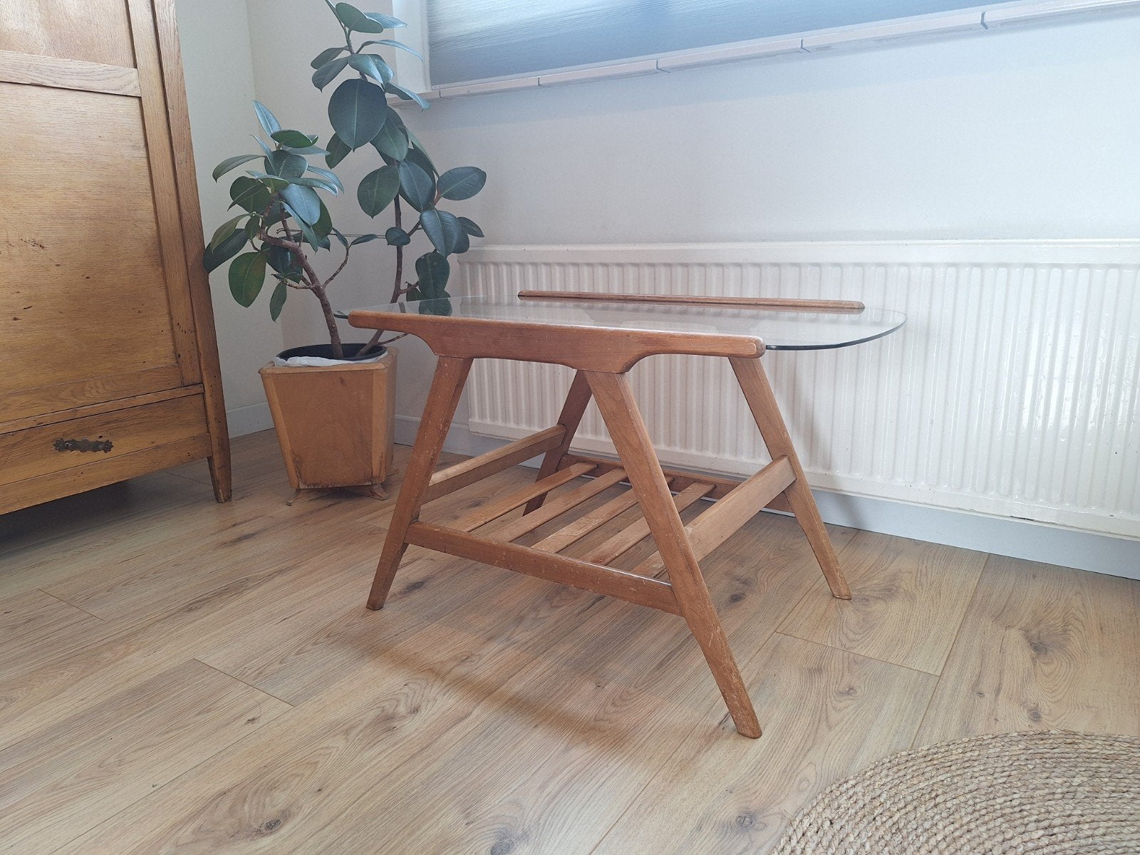 Vintage salontafel met glasplaat en houten frame, Huis en Inrichting, Ophalen, 50 – 75, Gebruikt, 50 tot 100 cm