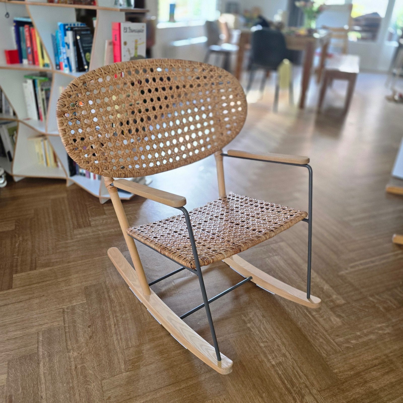 Schommelstoel van hout en rotan - Zo goed als nieuw, Huis en Inrichting, Stoelen, Ophalen, Overige kleuren, Modern, Scandinavisch