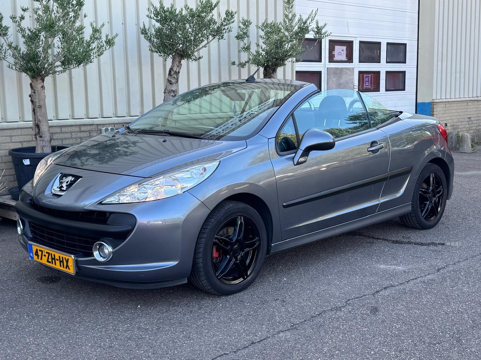 Peugeot 207 CC 1.6 VTi / CABRIO / ELEK. PAKKET / LM VELGEN /, Auto's, Peugeot, Voorwielaandrijving, Gebruikt, Zwart, 4 cilinders