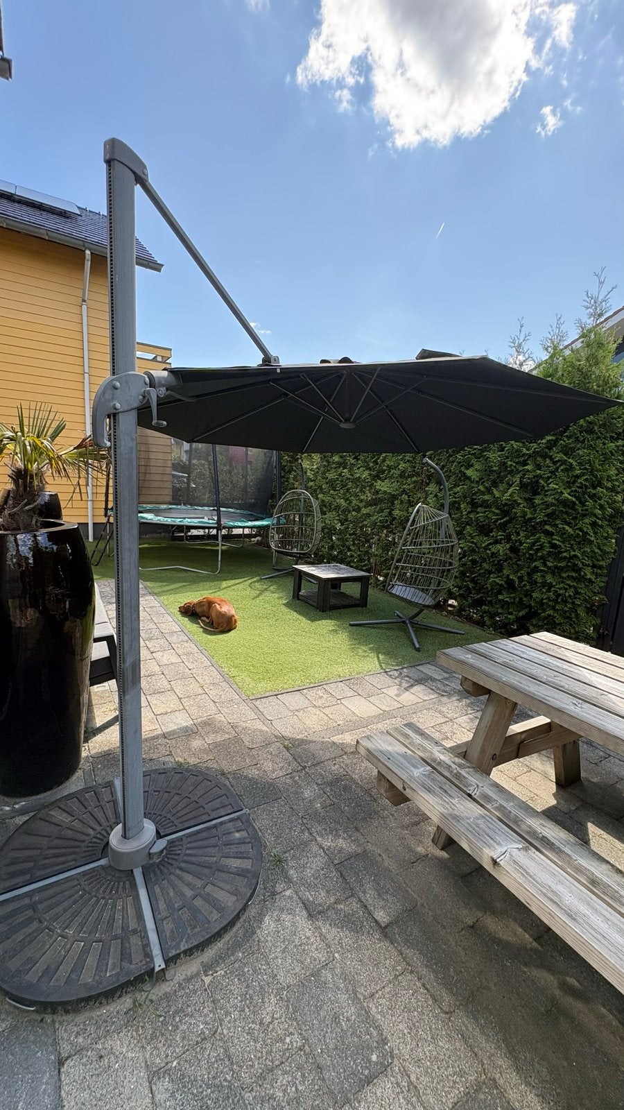 Foto 2 van Stevige zweefparasol met verschuifbare steenvoet
