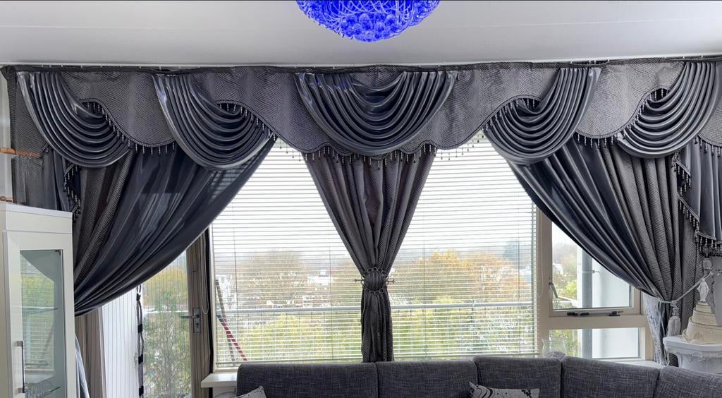Luxe gordijnen set - Grijs met sierlijke details, Ophalen of Verzenden, Zo goed als nieuw, 200 cm of meer, Grijs