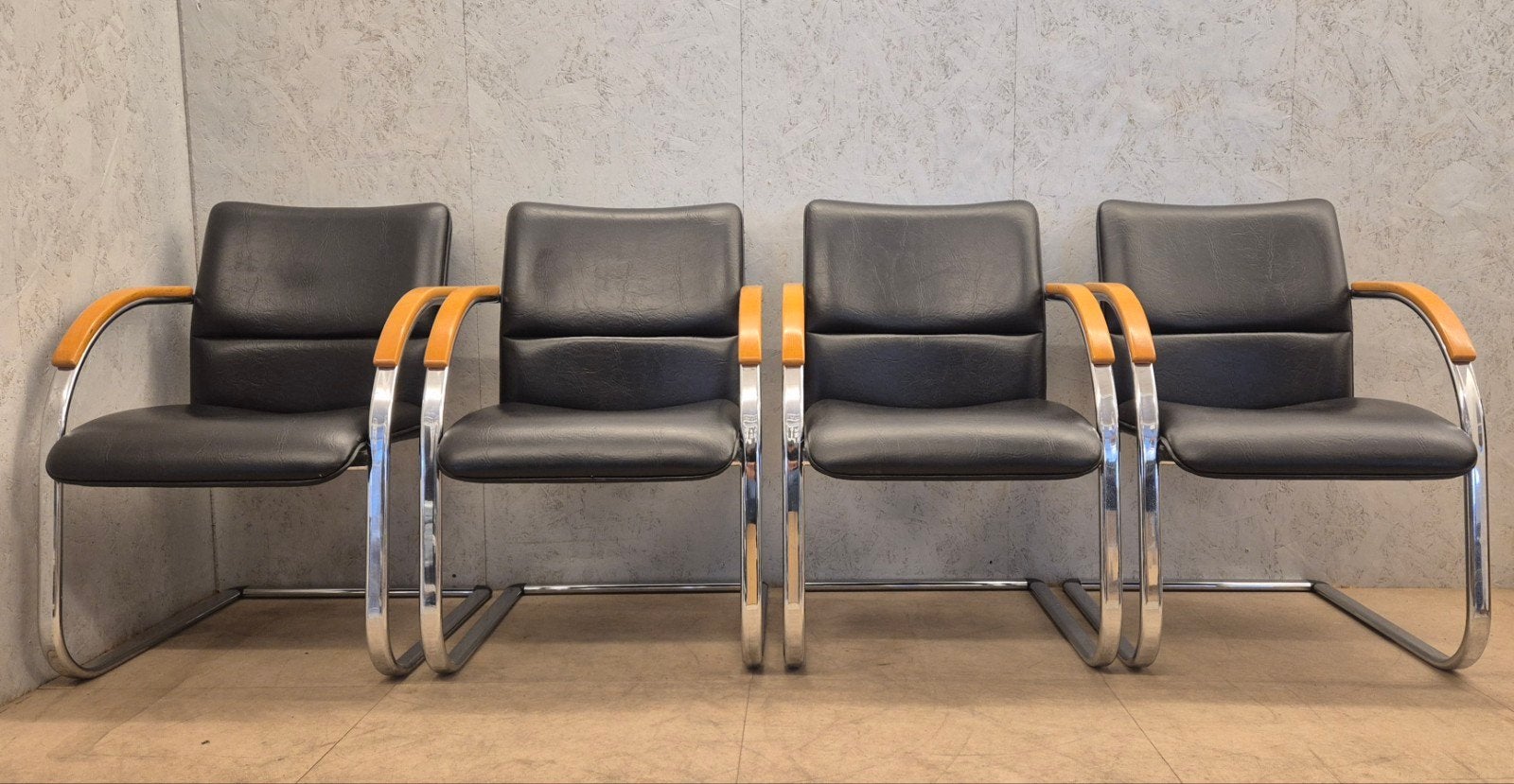 4 vintage design sledeframe stoelen, Chroom, Zwart