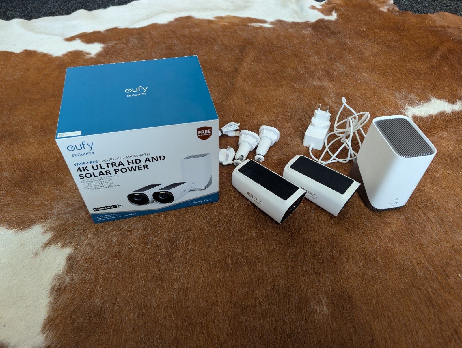 eufy 4K ultra hd and solar power, 2 camera + homebase, Ophalen, Zo goed als nieuw