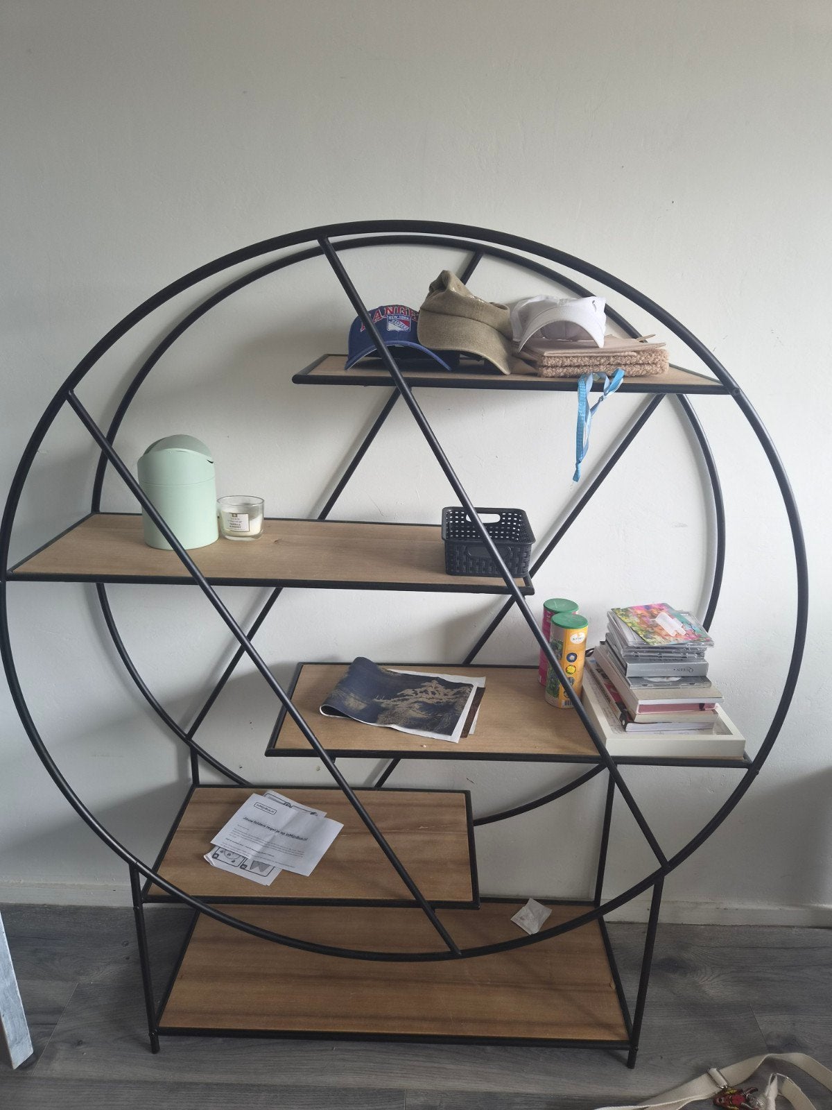 Unieke ronde wandkast met houten planken, Met plank(en), 100 tot 150 cm, 100 tot 150 cm, Zo goed als nieuw