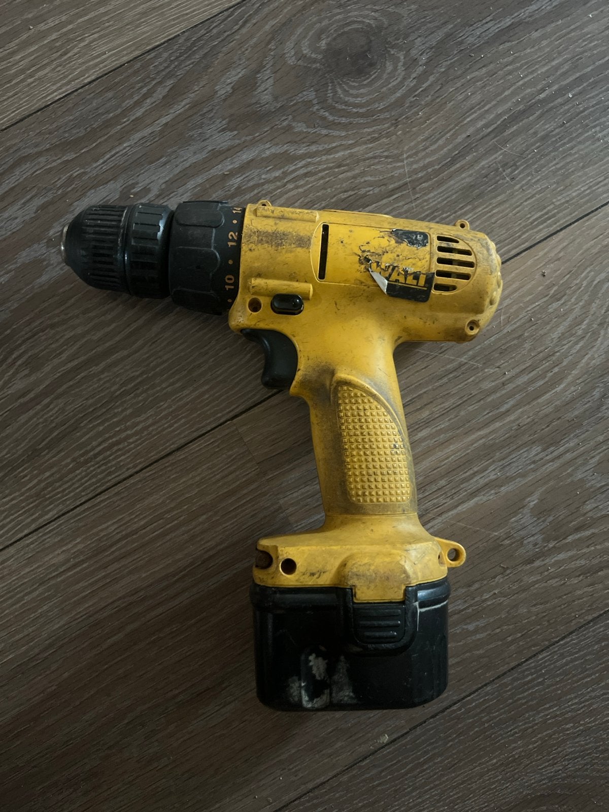 DeWalt Accuboormachine met accu en oplader, Ophalen of Verzenden, Gebruikt, Minder dan 400 watt, Boor- en Schroefmachine
