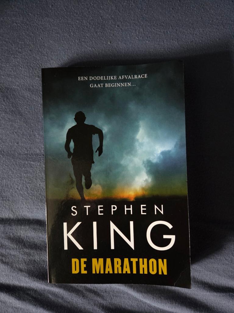 Stephen King - De Marathon (The Long Walk), Ophalen of Verzenden, Gelezen, Stephen King, Nederland