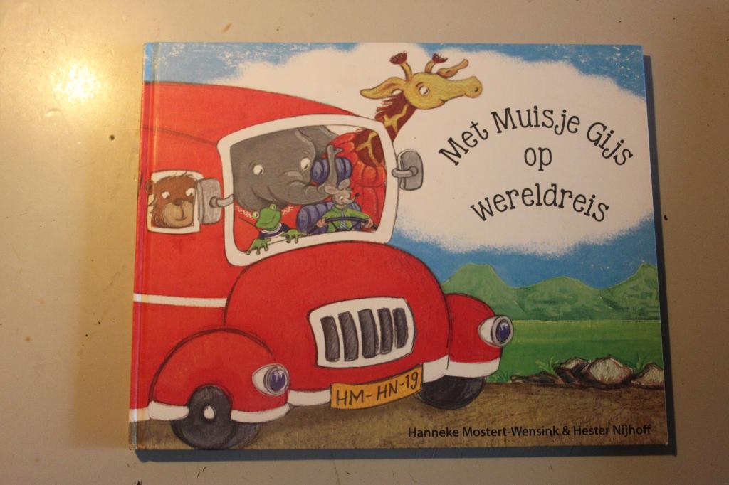 701s - boek - het muisje gijs op wereldreis - hanneke moster, Boeken, Ophalen of Verzenden, Gelezen, Fictie algemeen