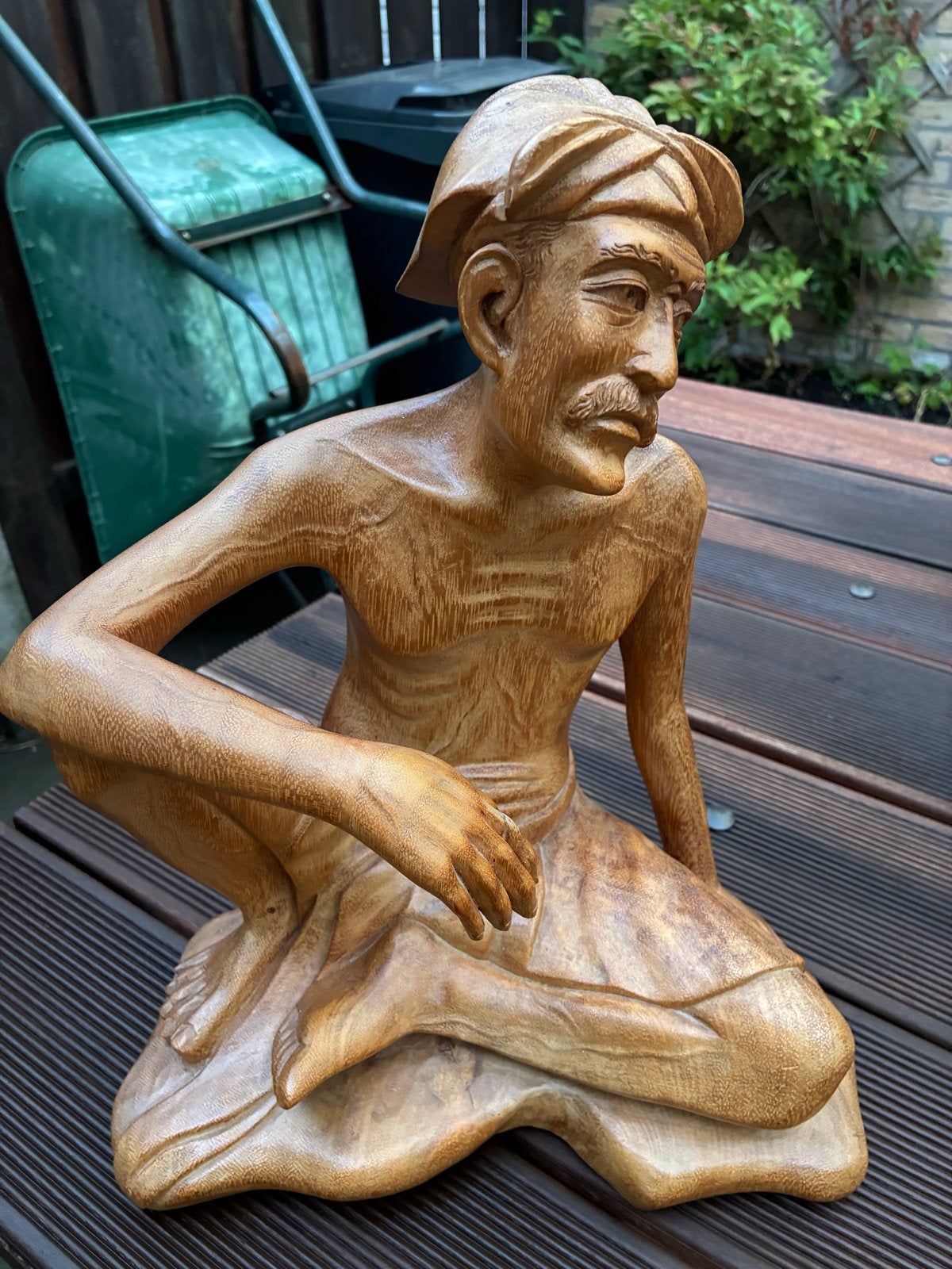 Mooi houtsnijwerk beeld van Indonesische man - 40 cm hoog, Houtsnijwerk, Ophalen of Verzenden, Handgemaakt, 20 - 50 cm