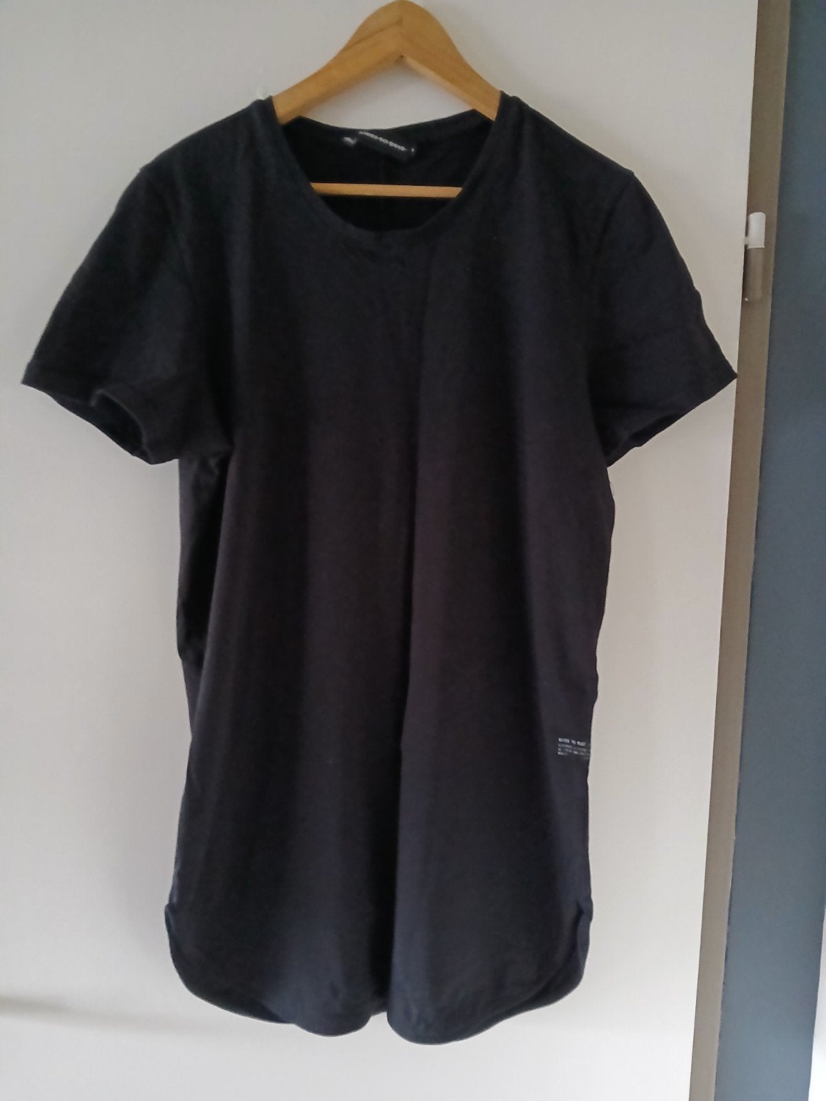 Zwart langer model tshirt maat m ashes to dust, Kleding | Heren, T-shirts, Maat 48/50 (M), Zwart, Ashes to dust, Ophalen of Verzenden