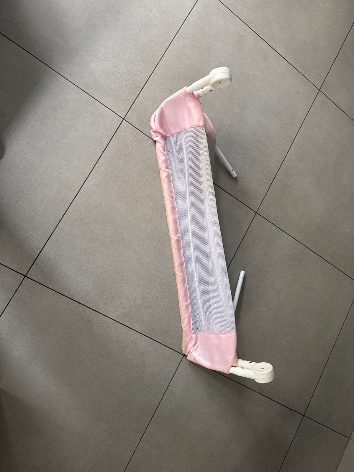 Roze bedhekje voor kinderbed, Ophalen, Overige materialen, Gebruikt, Oprolhekje