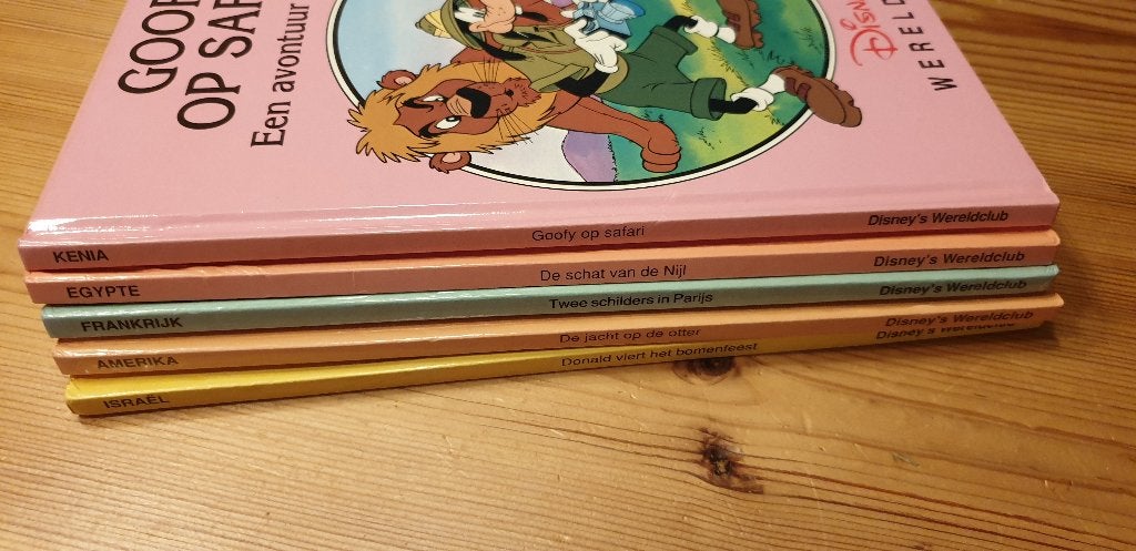 4 titels van Disney's wereldclub, Ophalen of Verzenden, Zo goed als nieuw, Fictie algemeen
