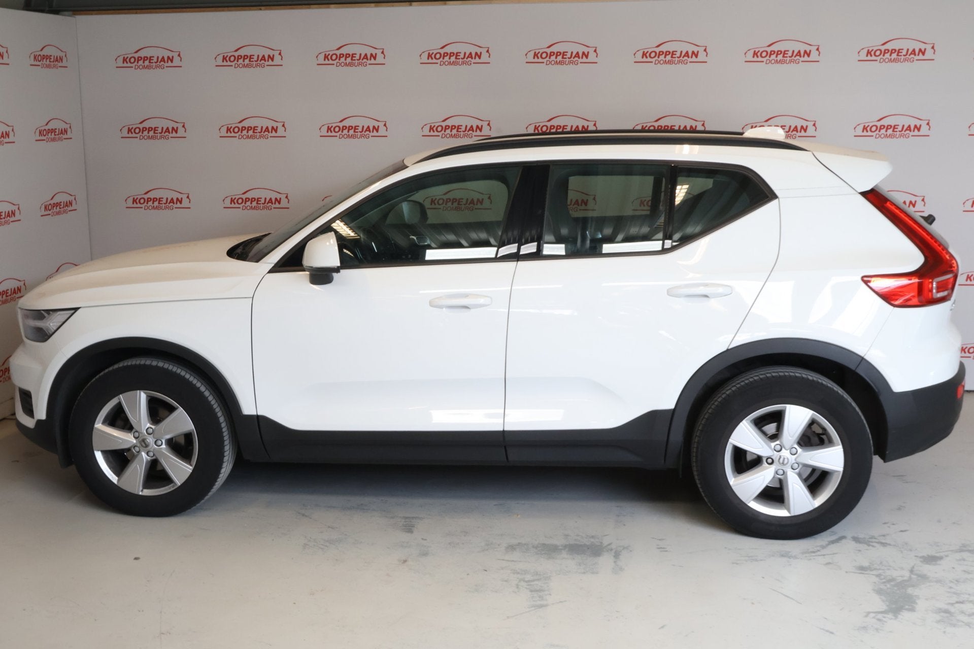 Volvo XC40 1.5 T2 Momentum Core NL auto, appconnect, PDC ach, Gebruikt, 129 pk, Wit, Origineel Nederlands