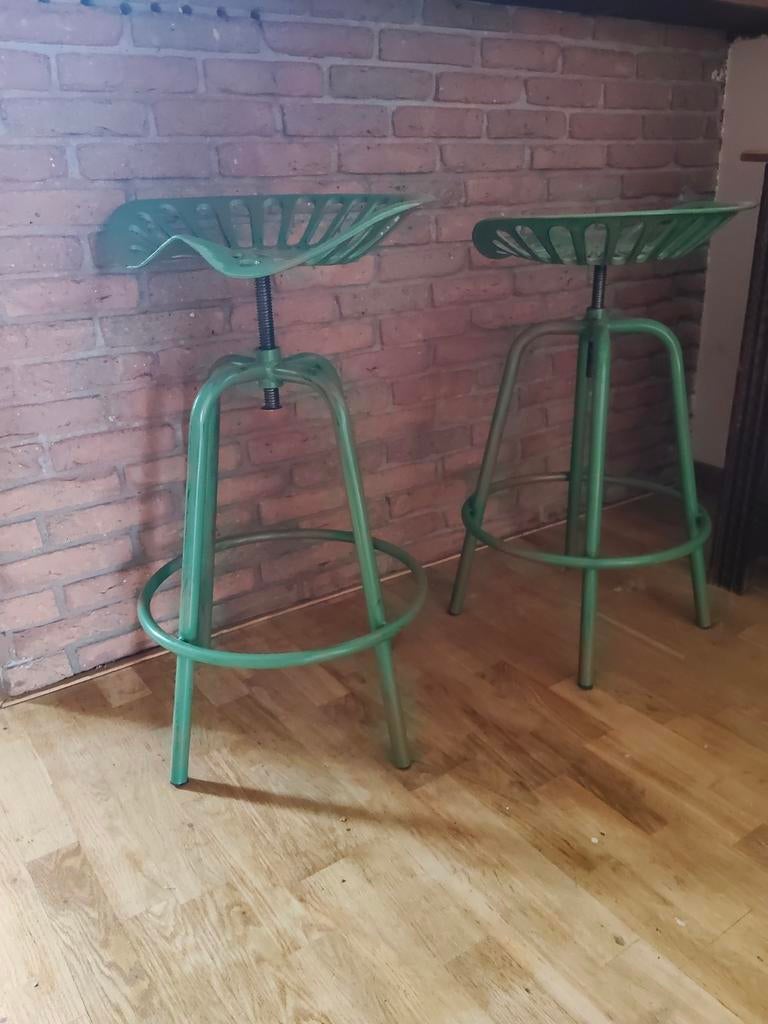 Groene metalen barkrukken met tractorzitting - Verstelbaar, Huis en Inrichting, Ophalen, Gebruikt, 60 tot 90 cm, 2 krukken
